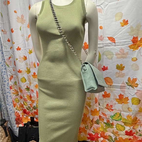 LONGCHAMP
Paris Rocks Lambskin Chain Crossbody Menthol - Picture 15 of 16